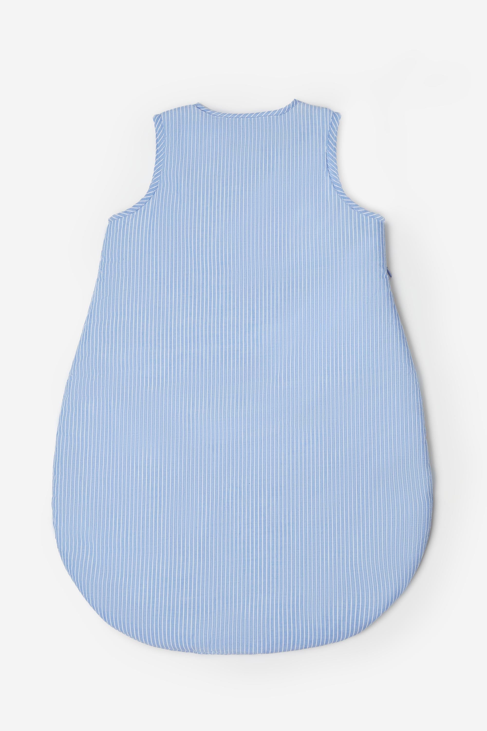 Découvrez notre gigoteuse, turbulette en coton brodé, design et douillette pour les bébés de 0 à 6 mois.26 PARADIS