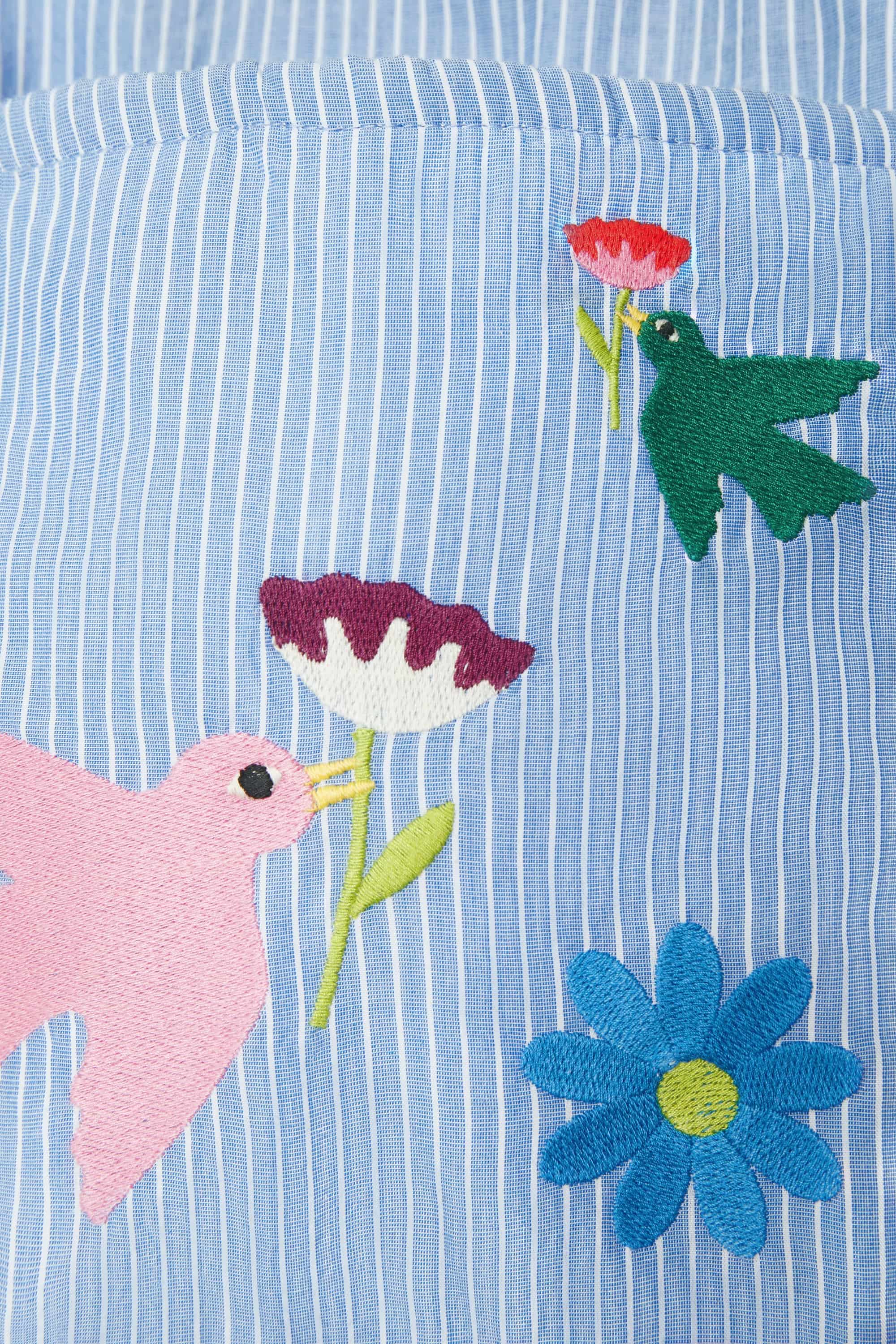 Découvrez notre pochette organisateur de lit en trois compartiments, idéale pour ranger les histoires du soir, la tétine et les doudous. Conçue en coton certifié OEKO-TEX, elle apporte une touche de style et de raffinement à la chambre de votre bébé grâce à sa broderie placée joyeuse et aux couleurs éclatantes. Sa taille idéale lui permet de s'adapter aux berceaux 120x60cm ou 140x 70cm. Véritable touche décorative, elle apporte une solution de rangement design.26PARADIS