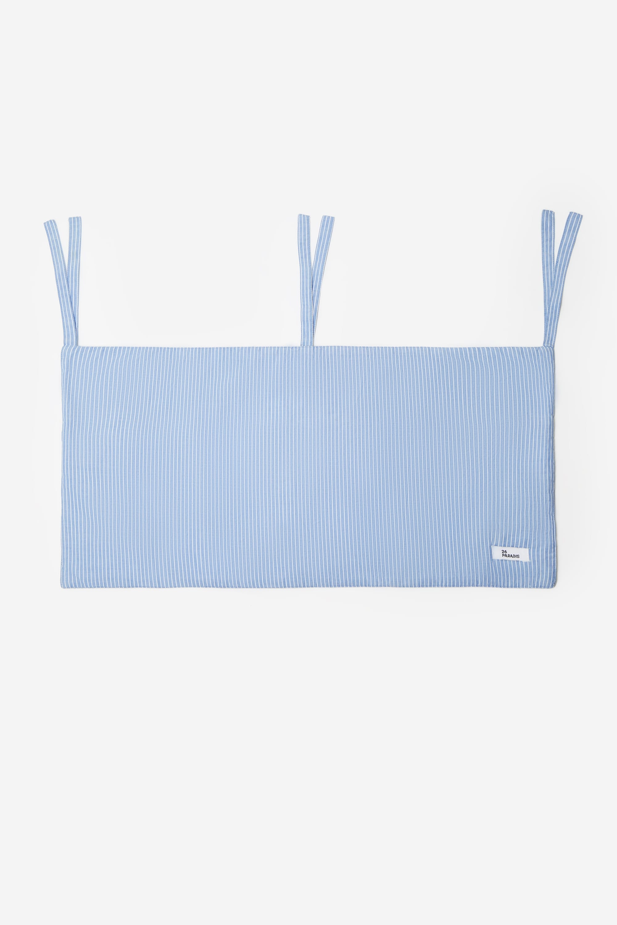 Découvrez notre pochette organisateur de lit en trois compartiments, idéale pour ranger les histoires du soir, la tétine et les doudous. Conçue en coton certifié OEKO-TEX, elle apporte une touche de style et de raffinement à la chambre de votre bébé grâce à sa broderie placée joyeuse et aux couleurs éclatantes. Sa taille idéale lui permet de s'adapter aux berceaux 120x60cm ou 140x 70cm. Véritable touche décorative, elle apporte une solution de rangement design.26PARADIS