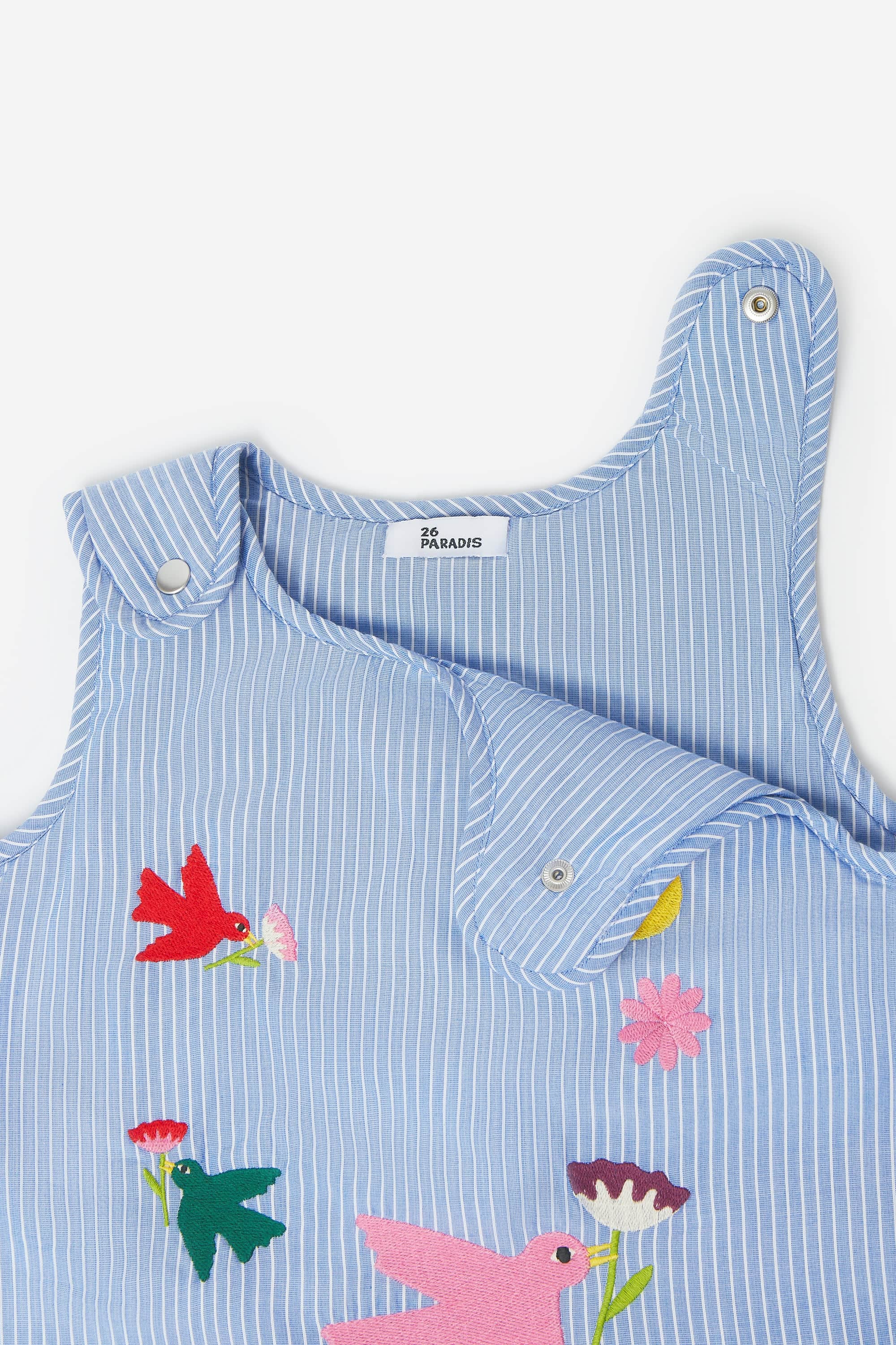 Découvrez notre gigoteuse en coton brodé, design et douillette pour les bébés de 6 à 18 mois.