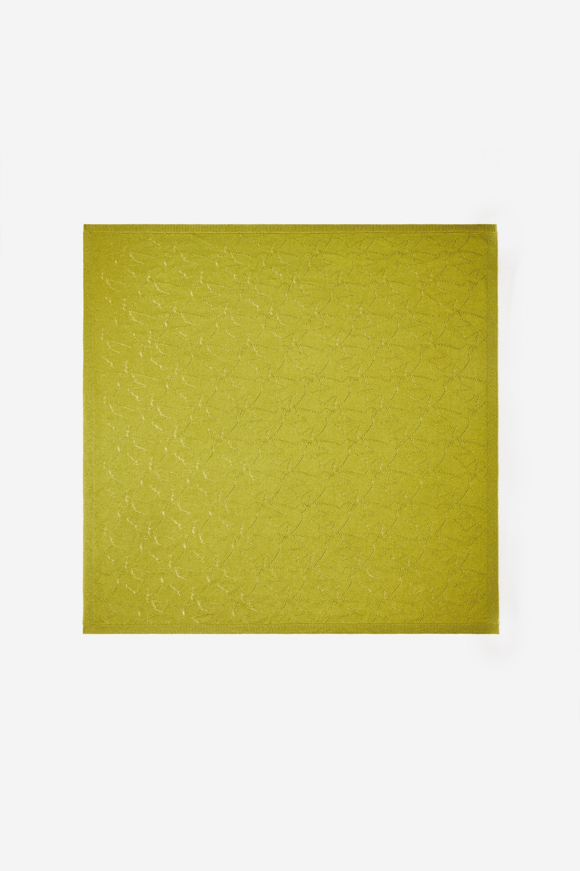 Découvrez notre couverture bébé en laine mérinos extrafine d'une douceur exceptionnelle. Objet indispensable de la chambre de bébé, notre couverture apporte aussi la touche nécessaire de couleur et de décoration. La finesse de sa maille au point jersey en fait une couverture ultra légère, parfaite pour maintenir votre enfant au chaud été comme hiver.