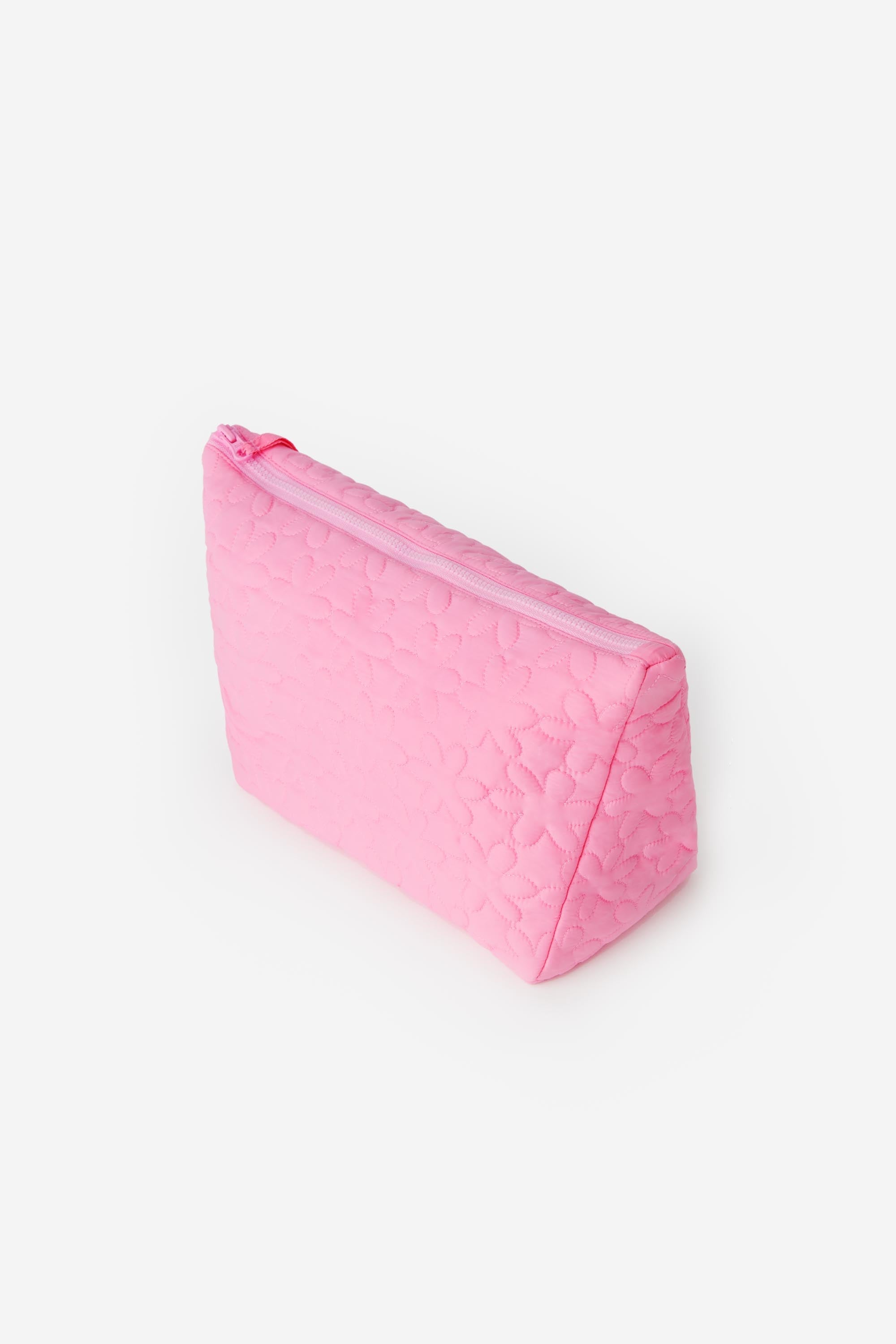trousse de toilette en nylon rose. Motif matelassage fleurs. grande taille pour ranger tout le nécessaire pour la toilette de votre bébé. 26 PARADIS