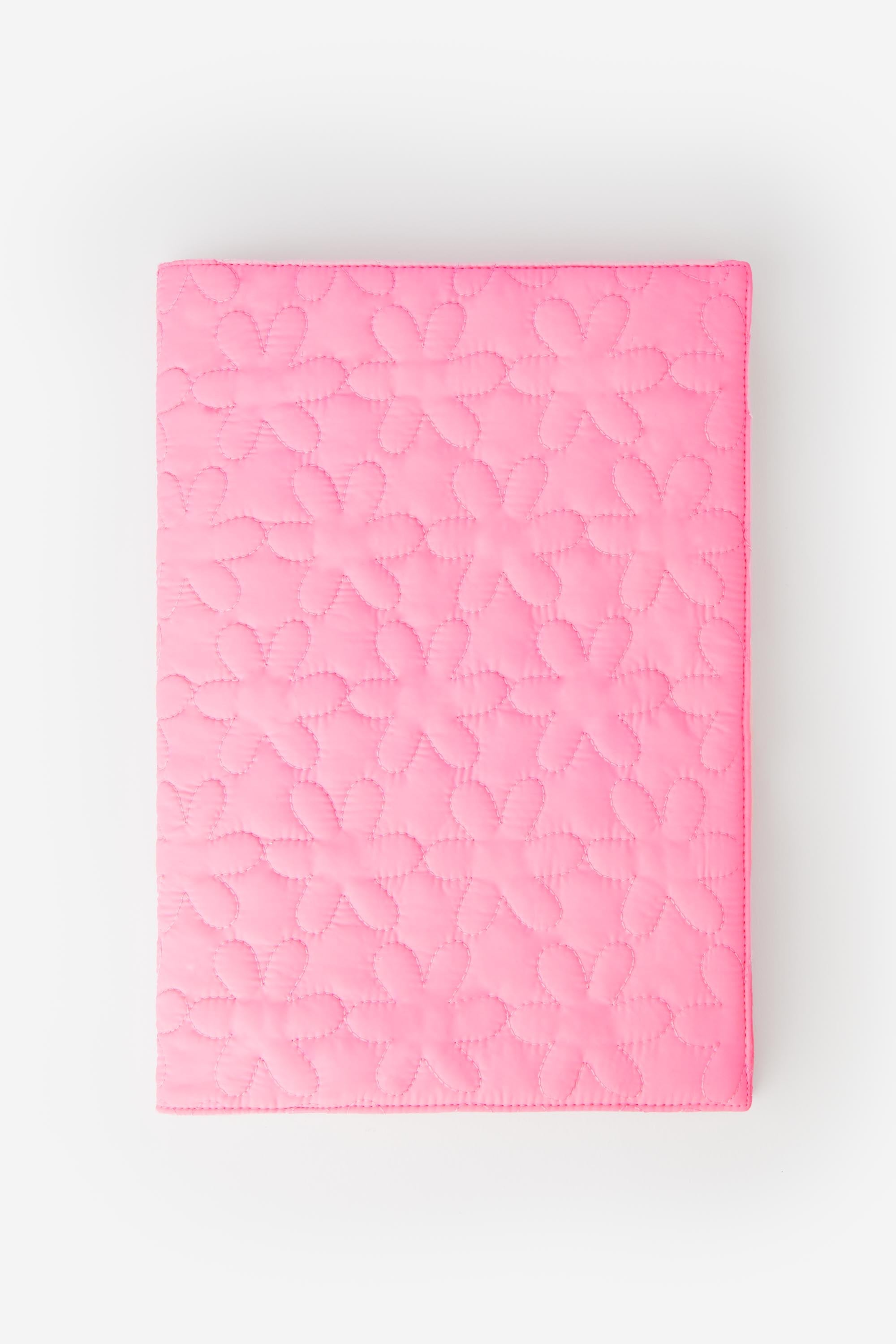 Protège cahier adapté au format carnet de santé. En nylon rose, matelassé motif fleurs. 26 paradis.