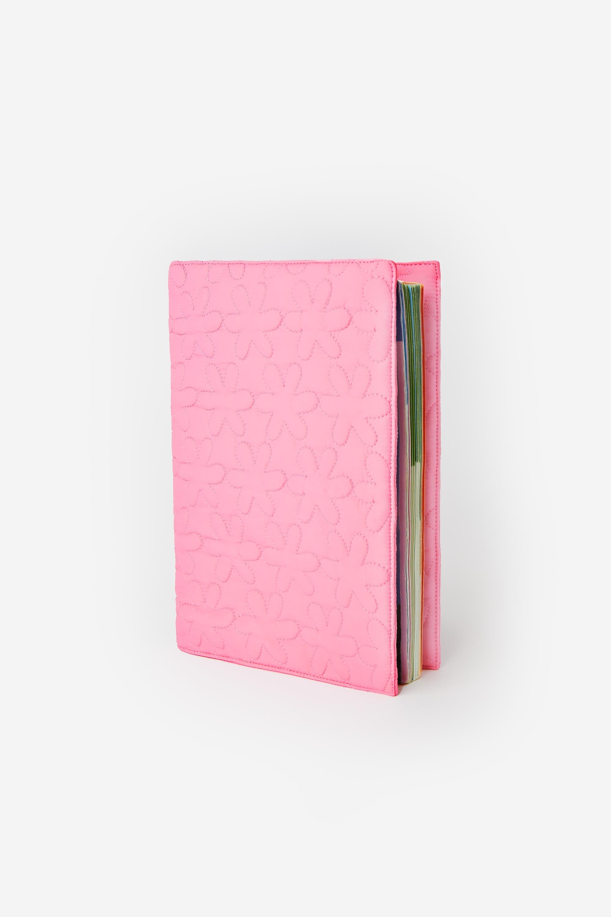 Protège cahier adapté au format carnet de santé. En nylon rose, matelassé motif fleurs. 26 paradis.