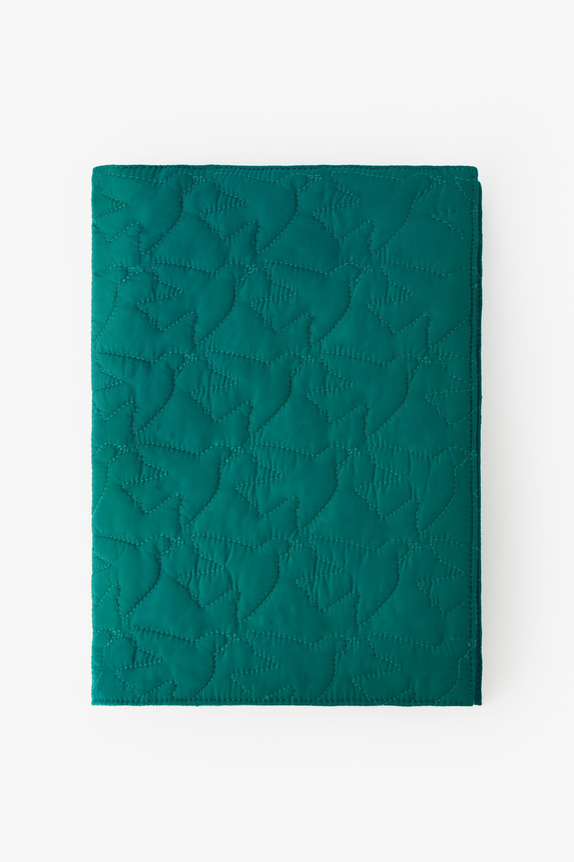 Protège cahier adapté au format carnet de santé. En nylon vert, matelassé motif oiseaux. 26 paradis.