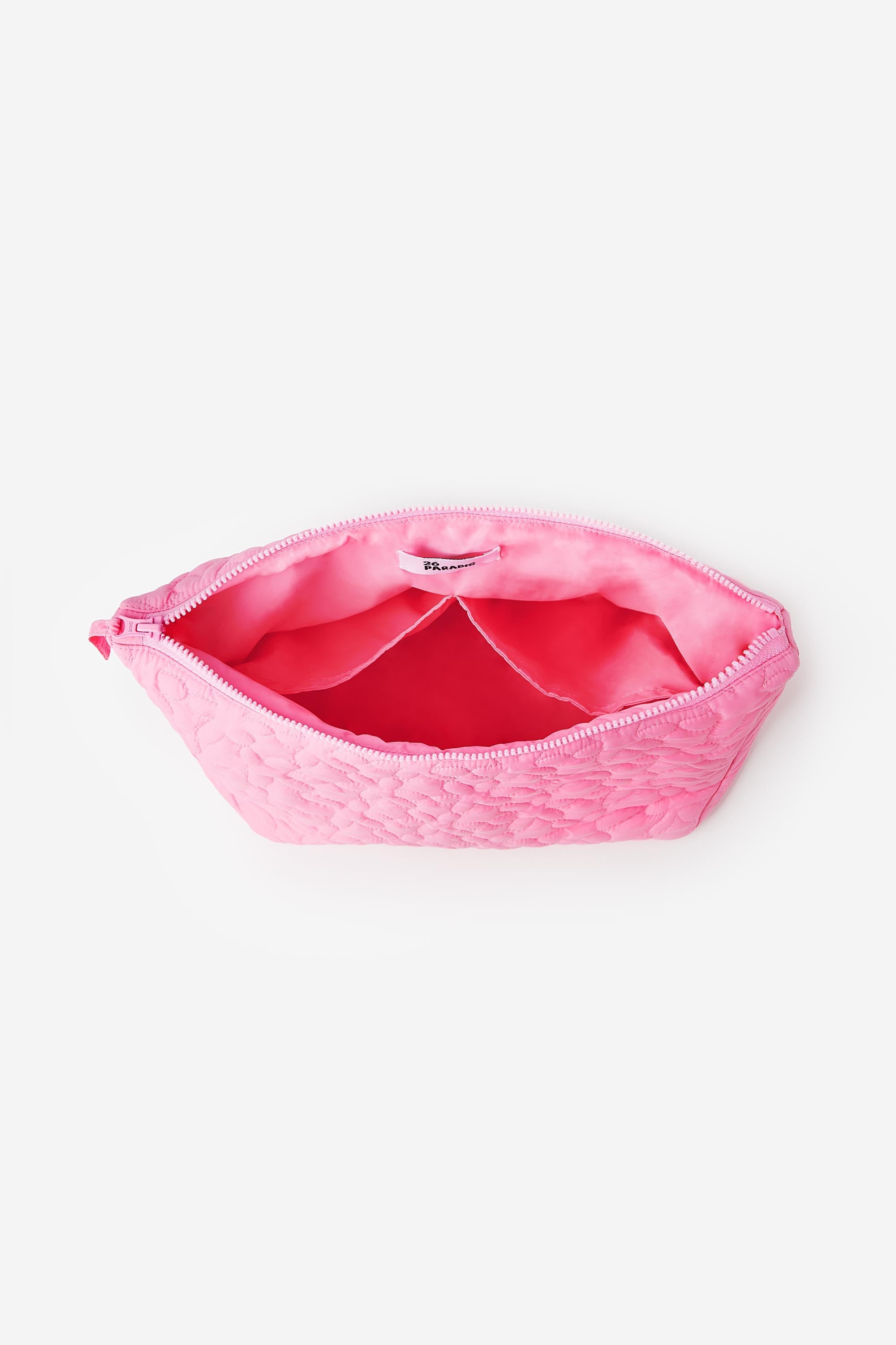 trousse de toilette en nylon rose. Motif matelassage fleurs. grande ouverture. 2 poches intérieures.grande taille pour ranger tout le nécessaire pour la toilette de votre bébé. 26 PARADIS