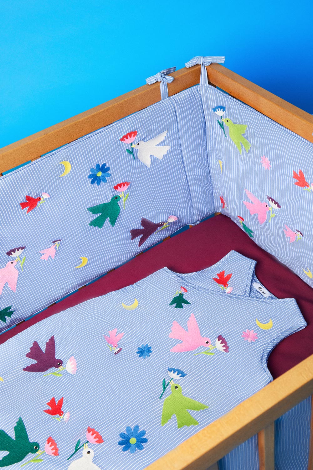 gigoteuse et tour de lit en coton doux certifié OEKO-TEX. Broderie oiseaux, fleurs et lune pour de doux rêves pour votre bébé. 26 PARADIS