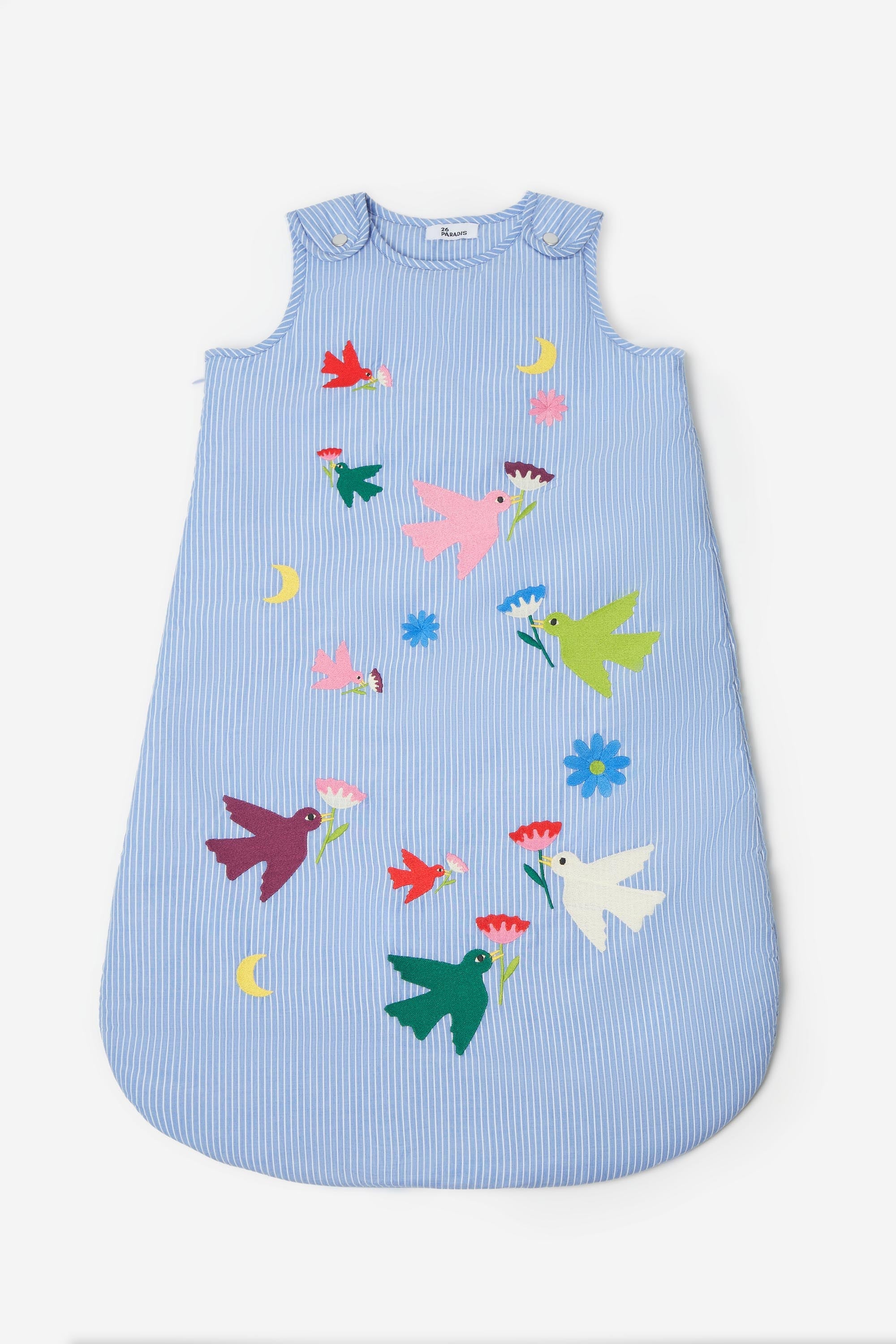 Découvrez notre gigoteuse en coton brodé, design et douillette pour les bébés de 6 à 18 mois.26 PARADIS