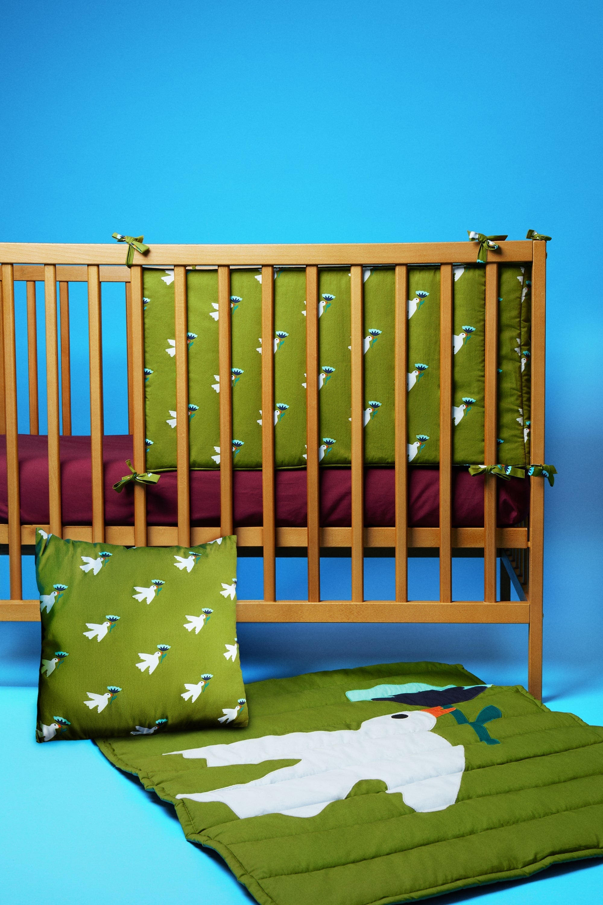collection 26 paradis, en coton imprimé all over oiseaux. indispensables bébé unisexe. Tour de lit, tapis d'éveil, coussin ou gigoteuse, des accessoires qui font plaisir. 