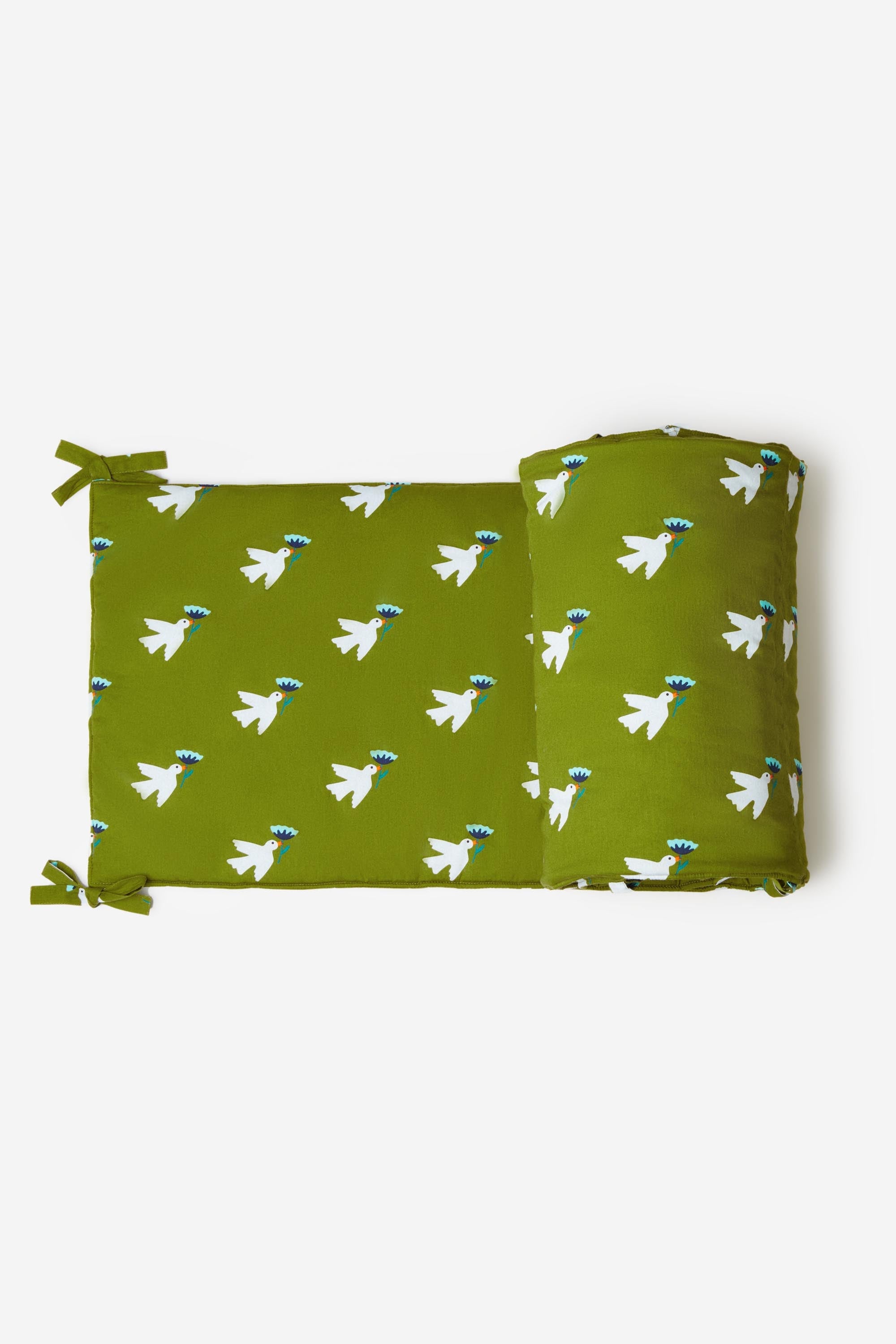 tour de lit 26 paradis en coton imprimé avec notre motif allover oiseau. Mode et unisexe, c'est la touche de décoration pour une chambre de bébé affirmée .
