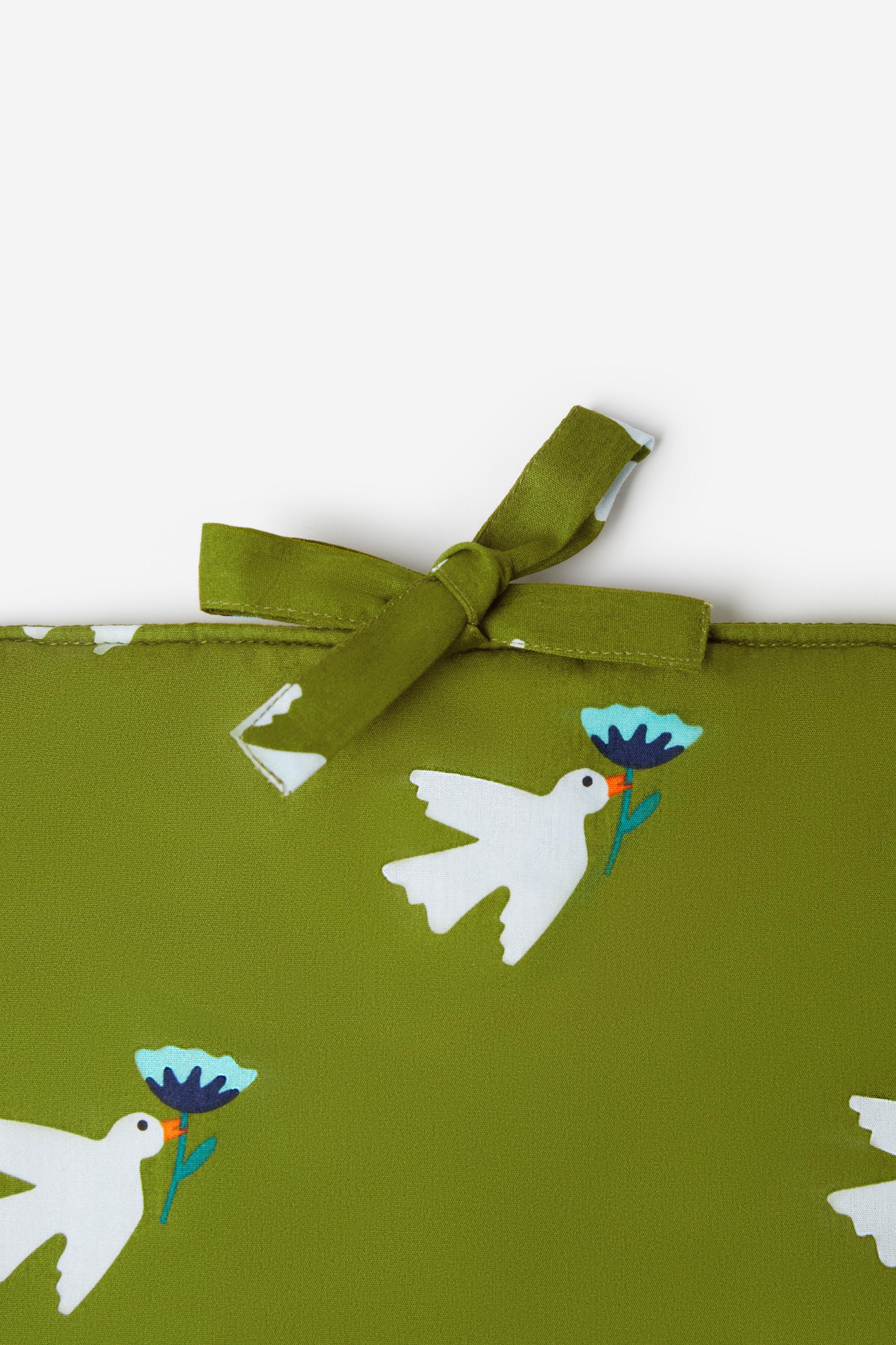 Découvrez notre tour de lit en coton imprimé avec notre motif allover oiseau. Mode et unisexe, c'est la touche de décoration pour une chambre de bébé affirmée . Conçu en coton doux certifié oeko-tex, il s'adapte aux lits 120x60cm ou 140x 70cm.