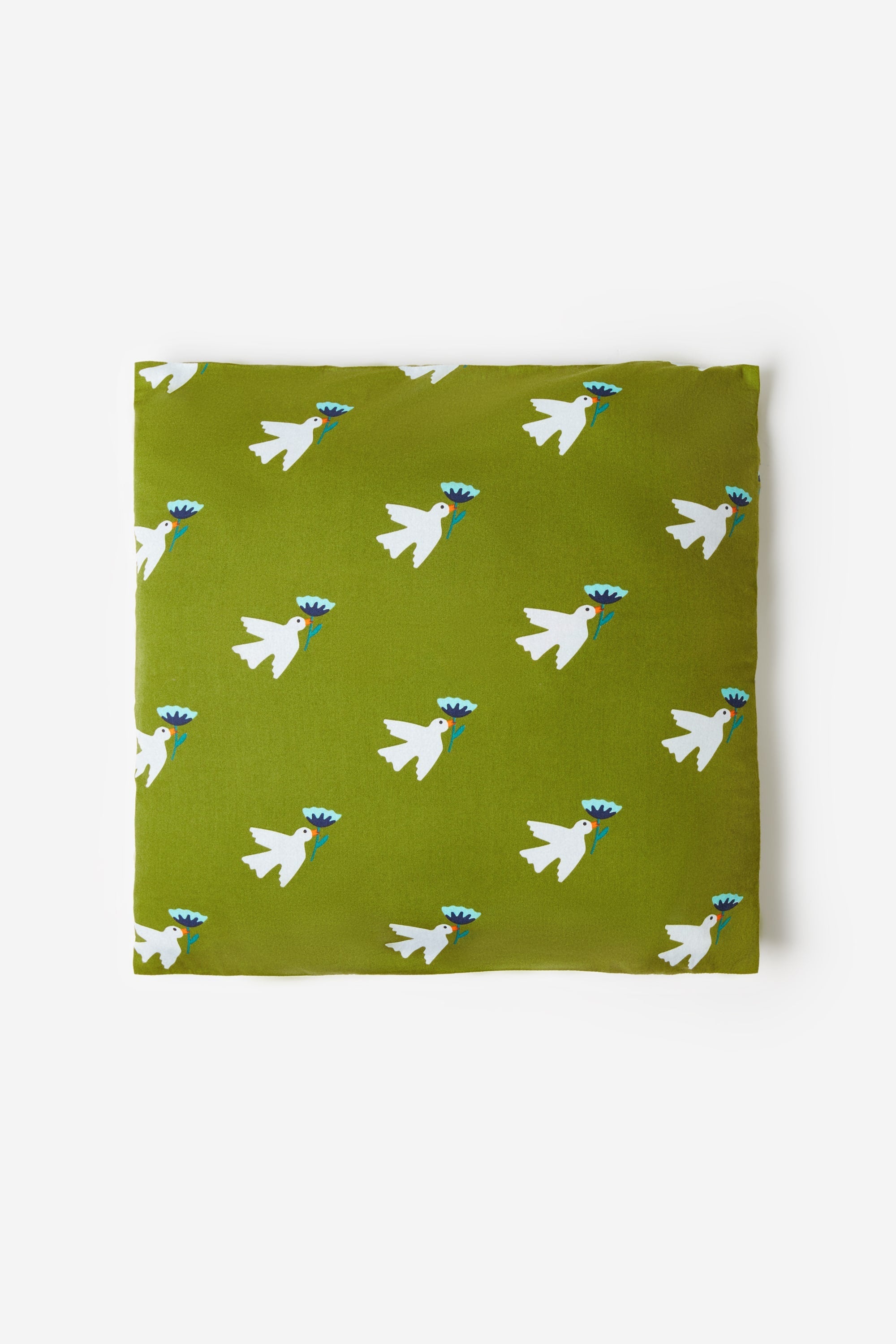 Coussin imprimé avec le motif  oiseau.  Mode et unisexe, c'est la touche de décoration pour une chambre de bébé affirmée.  Conçu en coton doux certifié oeko-tex. 26 PARADIS