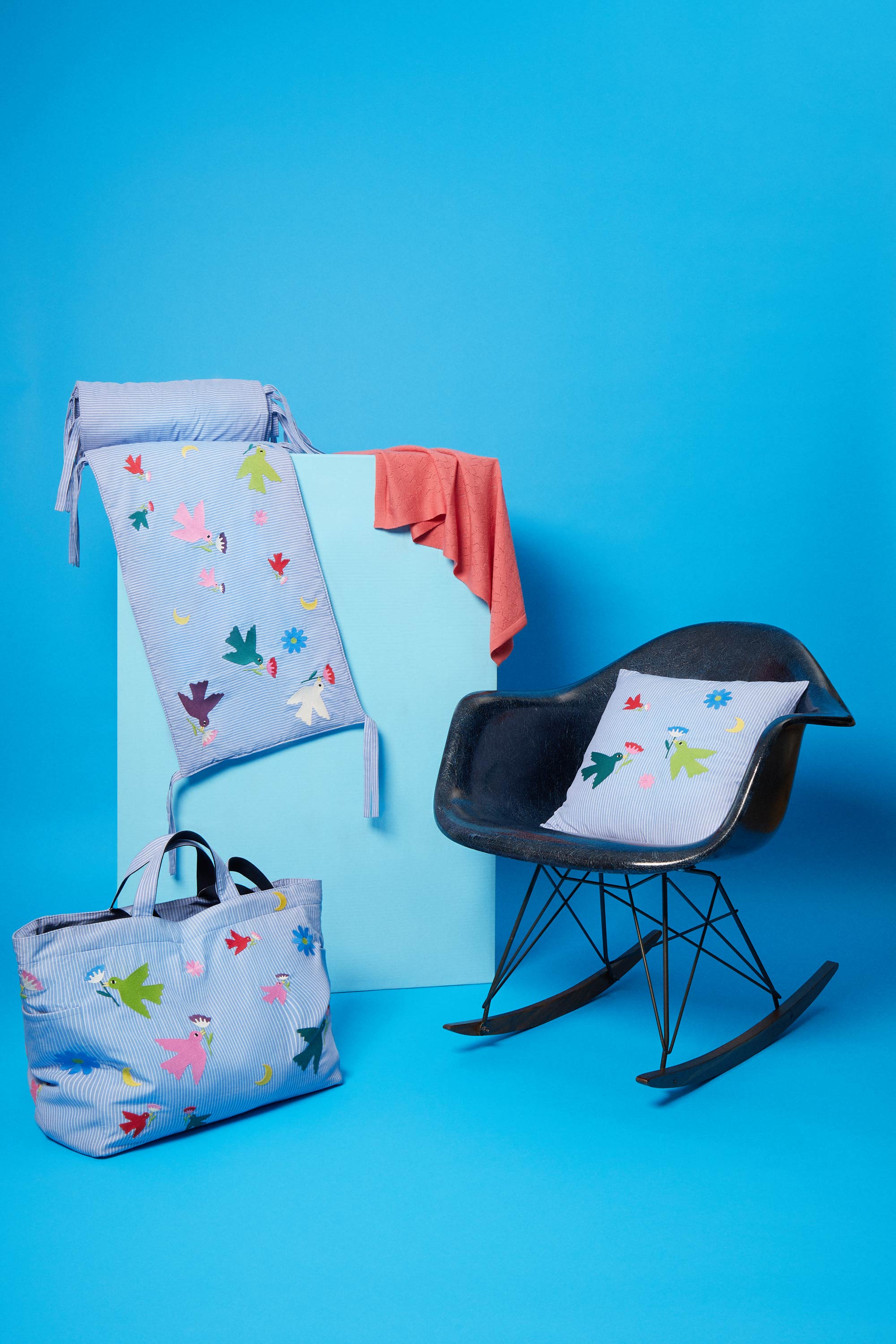 collection brodé 26 PARADIS. broderie coloré pour chambre d'enfant. Sur cette photo, il y a également le sac à langer et le tour de lit de la même collection. Tout le nécessaire nouveaux nés