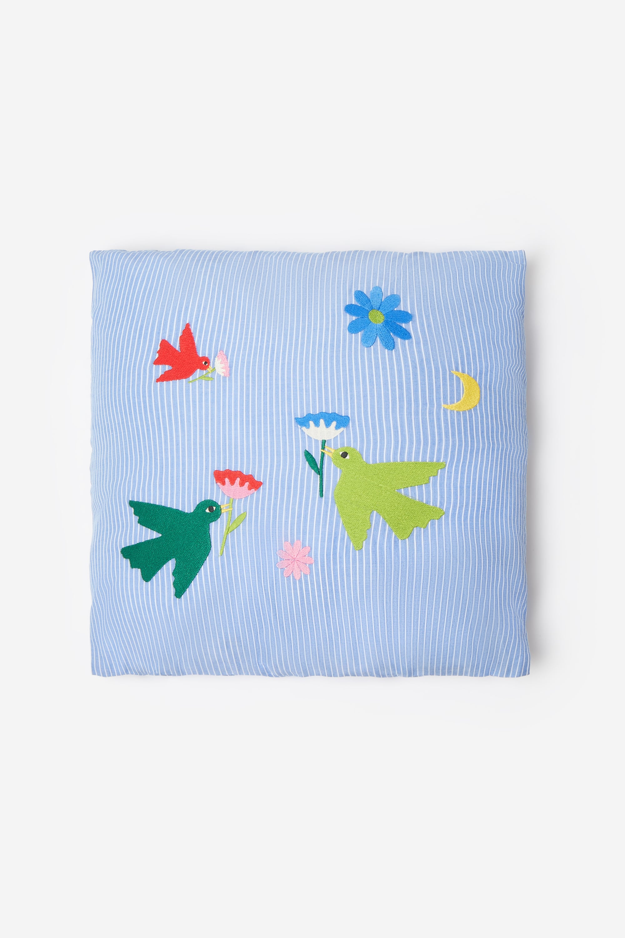coussin imprimé avec le motif oiseau.  Mode et unisexe, c'est la touche de décoration pour une chambre de bébé affirmée. 26 PARADIS