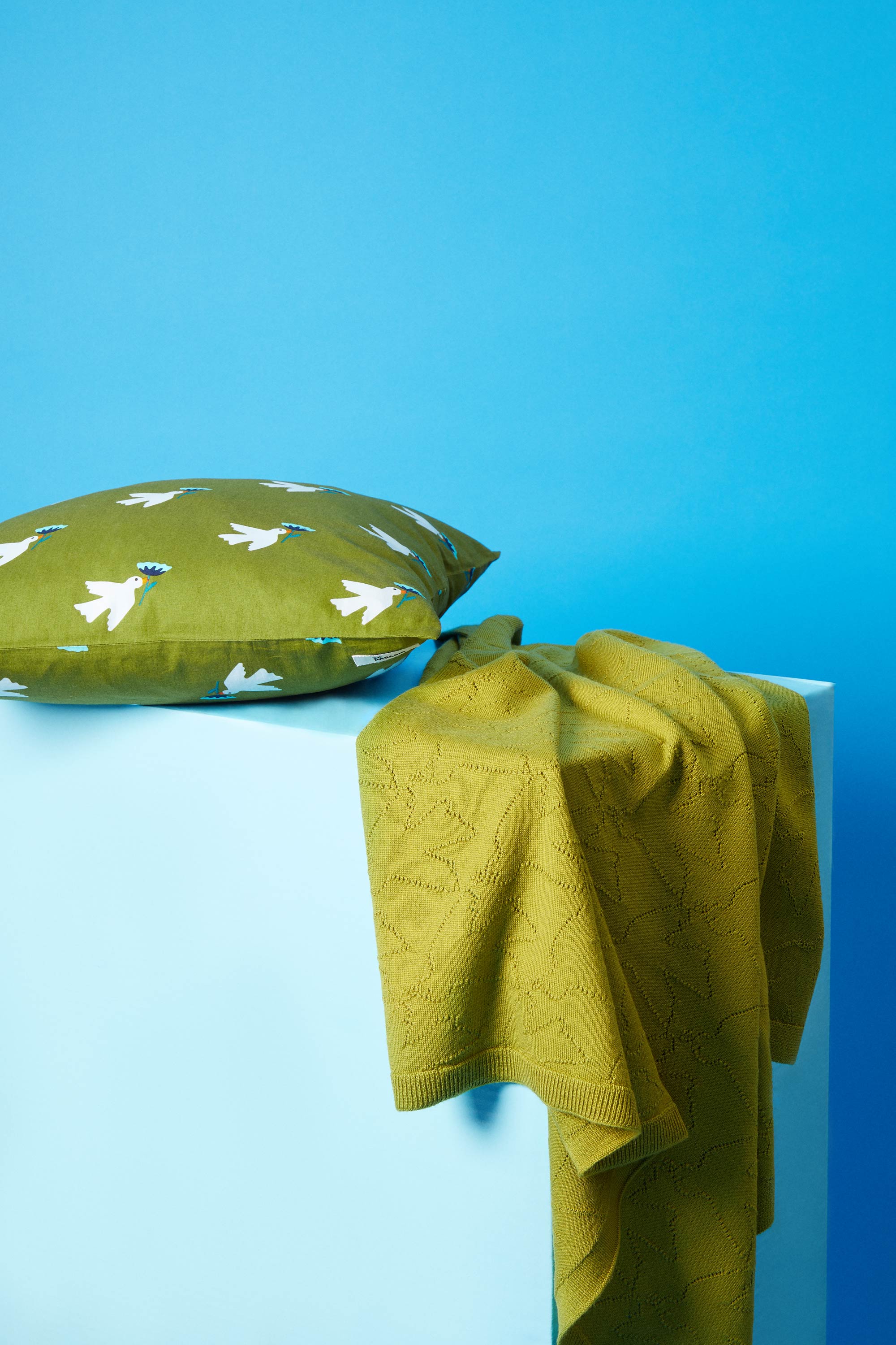 Découvrez notre couverture bébé en laine mérinos extrafine d'une douceur exceptionnelle. Objet indispensable de la chambre de bébé, notre couverture apporte aussi la touche nécessaire de couleur et de décoration. La finesse de sa maille au point jersey en fait une couverture ultra légère, parfaite pour maintenir votre enfant au chaud été comme hiver. 