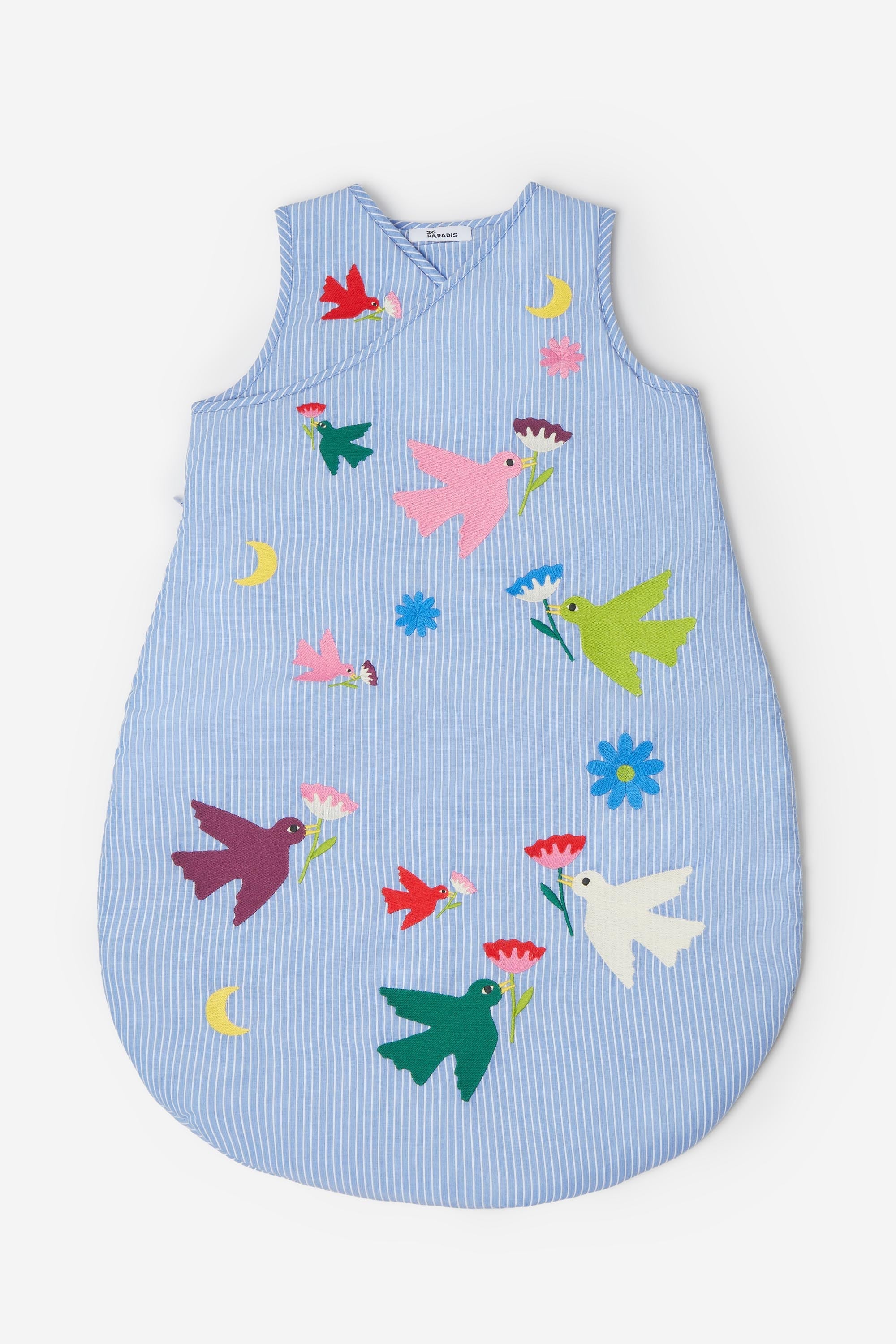 Découvrez notre gigoteuse en coton brodé, design et douillette pour les bébés de 0 à 6 mois.26 PARADIS