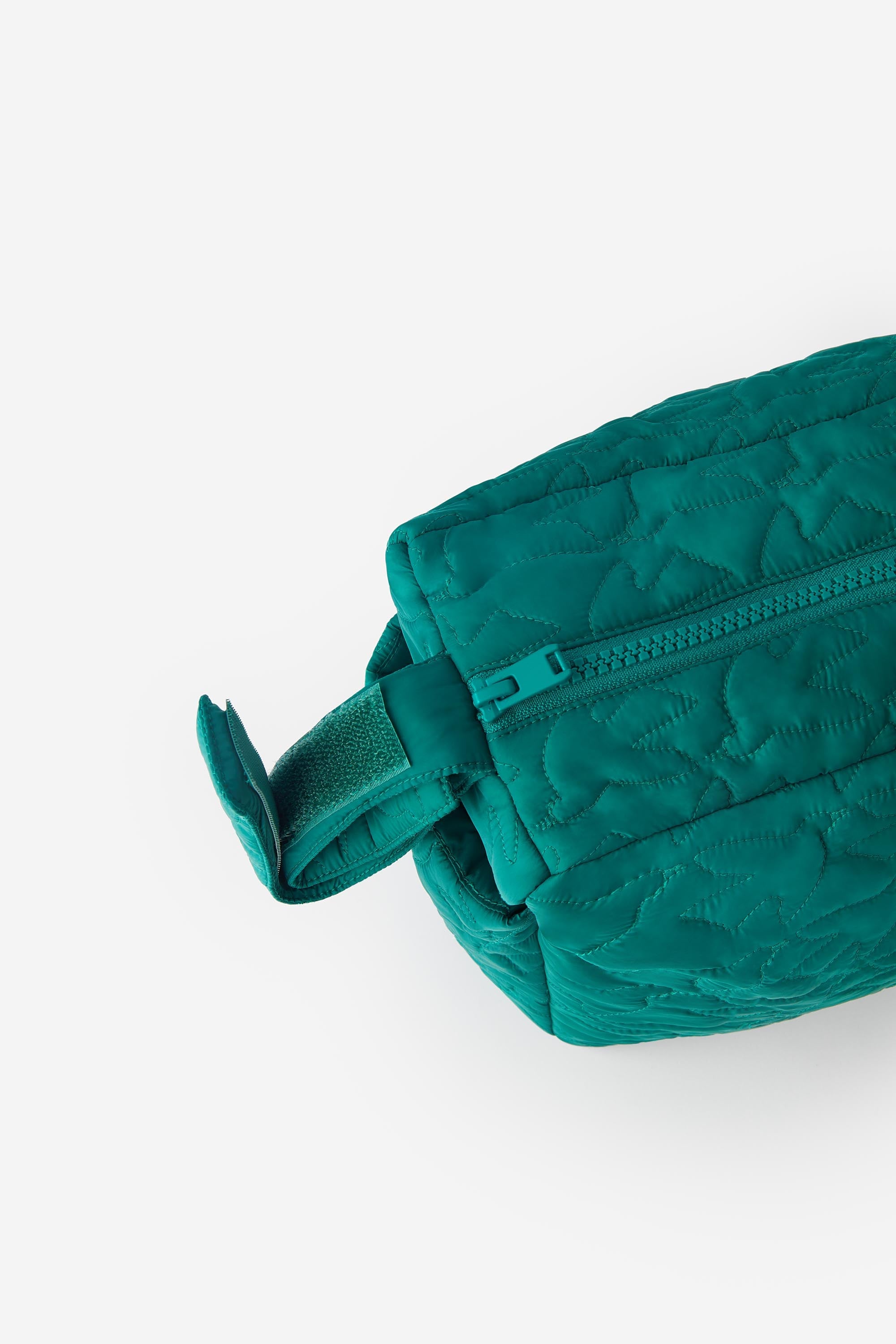 pochette organisateur poussette en nylon. Broderie matelassée ton sur ton. Deux poches sur le côté pour le biberon. Sac avec attache pour mettre sur la poussette pour les balades avec bébés. Fermeture par un zip ton sur ton. 26 PARADIS