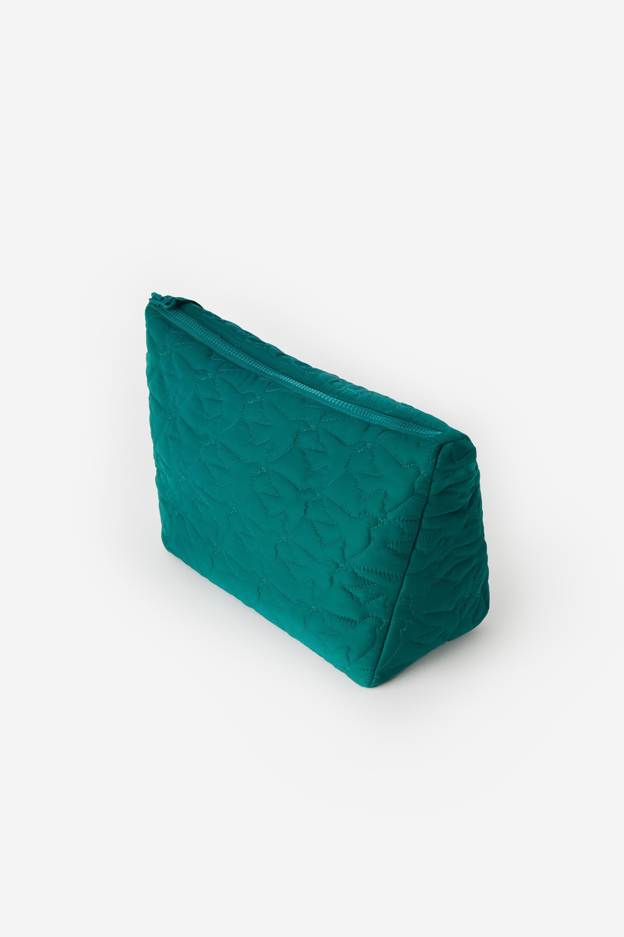 trousse de toilette en nylon vert. Motif matelassage oiseaux. grande ouverture. 2 poches intérieures.grande taille pour ranger tout le nécessaire pour la toilette de votre bébé. 26 PARADIS