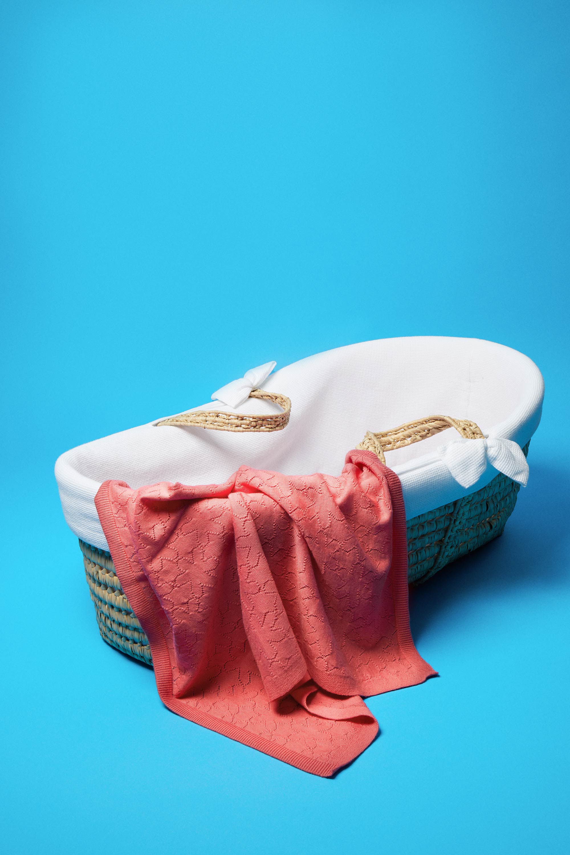 Découvrez notre couverture bébé en laine mérinos extrafine d'une douceur exceptionnelle. Objet indispensable de la chambre de bébé, notre couverture apporte aussi la touche nécessaire de couleur et de décoration. La finesse de sa maille en fait une couverture ultra légère, parfaite pour maintenir votre enfant au chaud été comme hiver. 