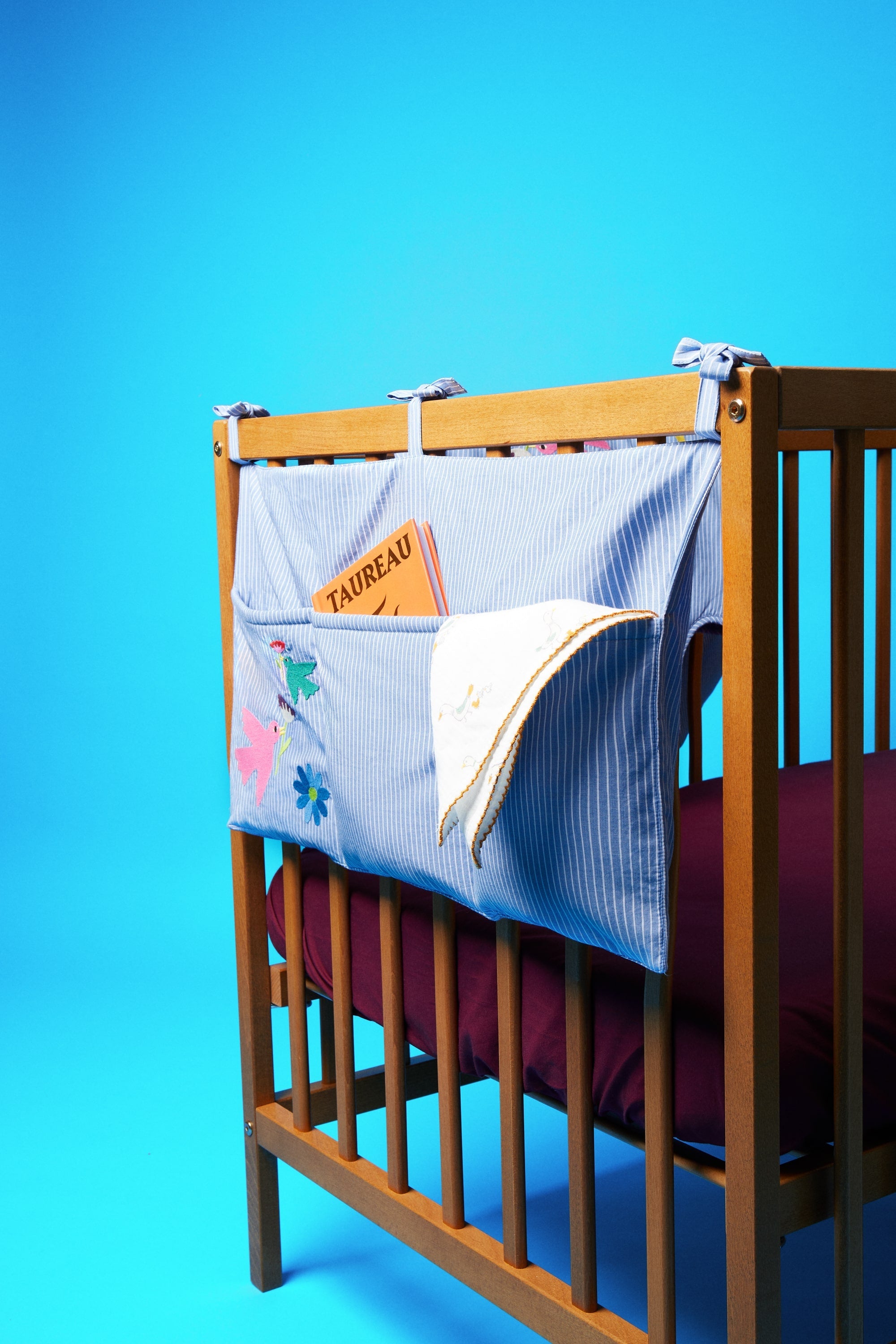 Découvrez notre pochette organisateur de lit en trois compartiments, idéale pour ranger les histoires du soir, la tétine et les doudous. Conçue en coton certifié OEKO-TEX, elle apporte une touche de style et de raffinement à la chambre de votre bébé grâce à sa broderie placée joyeuse et aux couleurs éclatantes. Sa taille idéale lui permet de s'adapter aux berceaux  120x60cm  ou 140x 70cm. Véritable touche décorative, elle apporte une solution de rangement design.26 PARADIS
