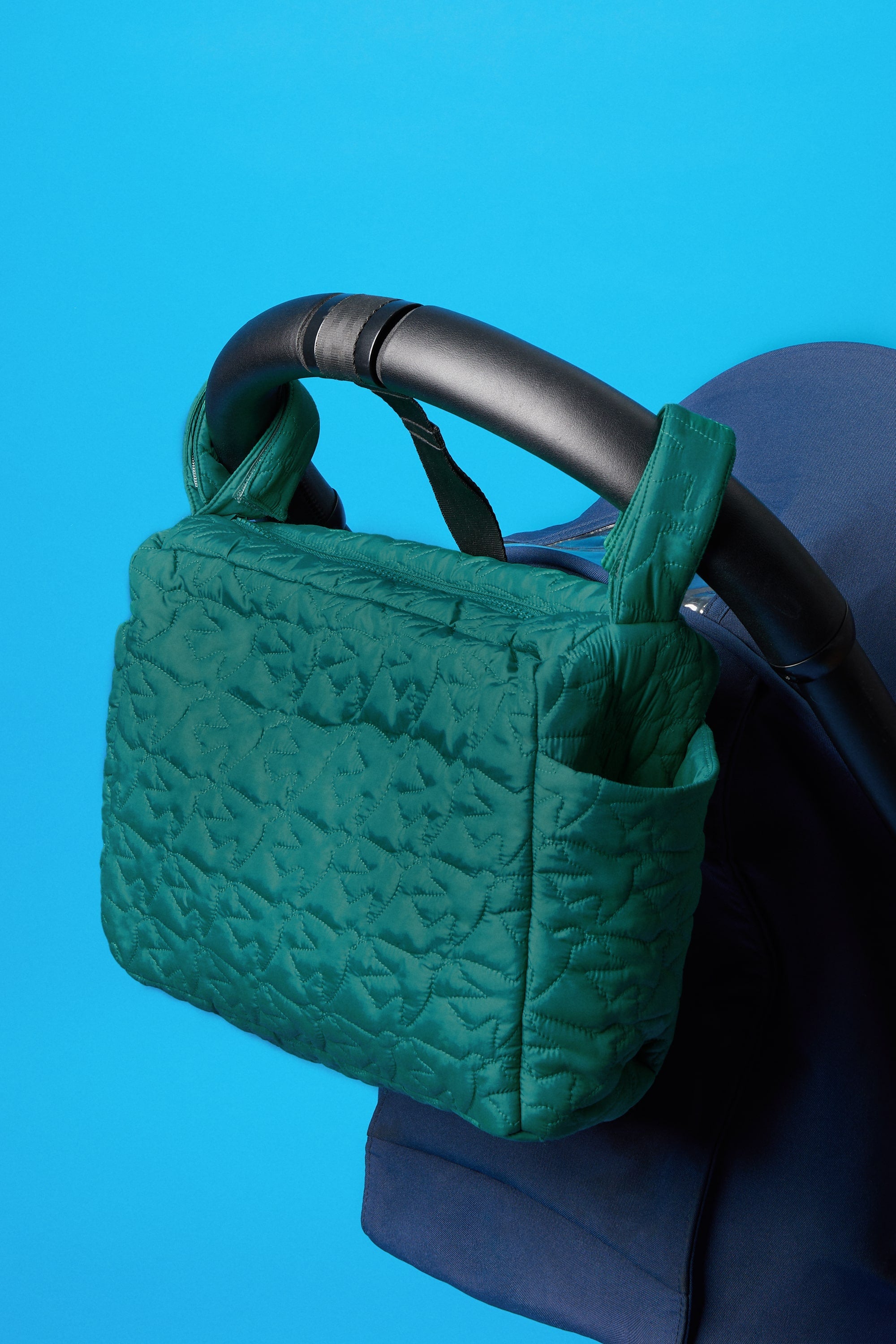 pochette organisateur poussette en nylon. Broderie matelassée ton sur ton. Deux poches sur le côté pour le biberon. Sac avec attache pour mettre sur la poussette pour les balades avec bébés. Fermeture par un zip ton sur ton. 26 PARADIS